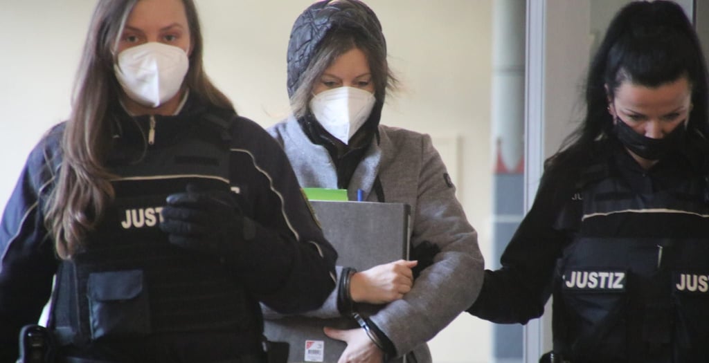 Justizbeamte führen die Angeklagte Nancy S. in den Gerichtsaal.