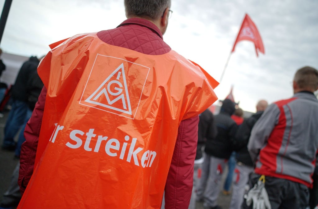 Mitarbeiter stehen bei einer Kundgebung zum Warnstreik vor der Deutz AG.