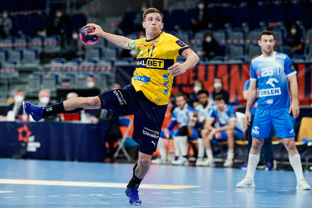 Jerry Tollbring im Trikot von den Rhein-Neckar Löwen wirft einen Siebenmeter.