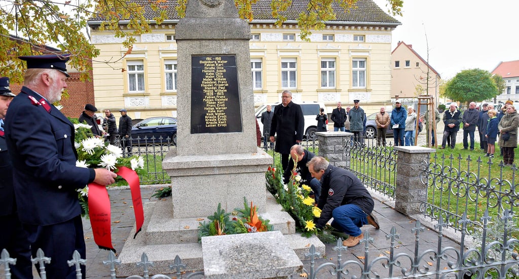 Kranzniederlegung am schön sanierten Kriegerdenkmal von Glinde. Alle Vereine des Elbedorfes sowie der Ortschaftsrat und die Kirchengemeinde legten Gebinde nieder. Bürgermeister Norbert Langoff erinnerte an die wechselhafte Geschichte des Denkmals.
