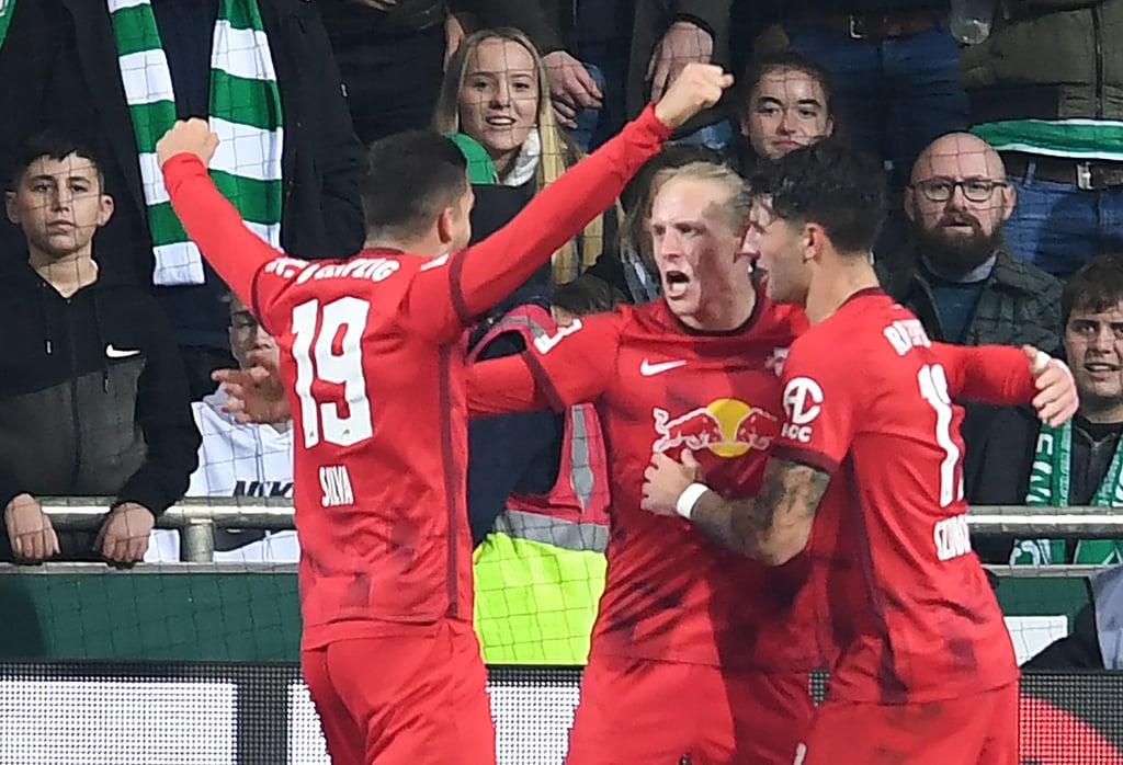 Leipzigs Andre Silver (l) und Dominik Szoboszlai (r) jubeln mit dem Torschützen zum 1:2, Xaver Schlager.