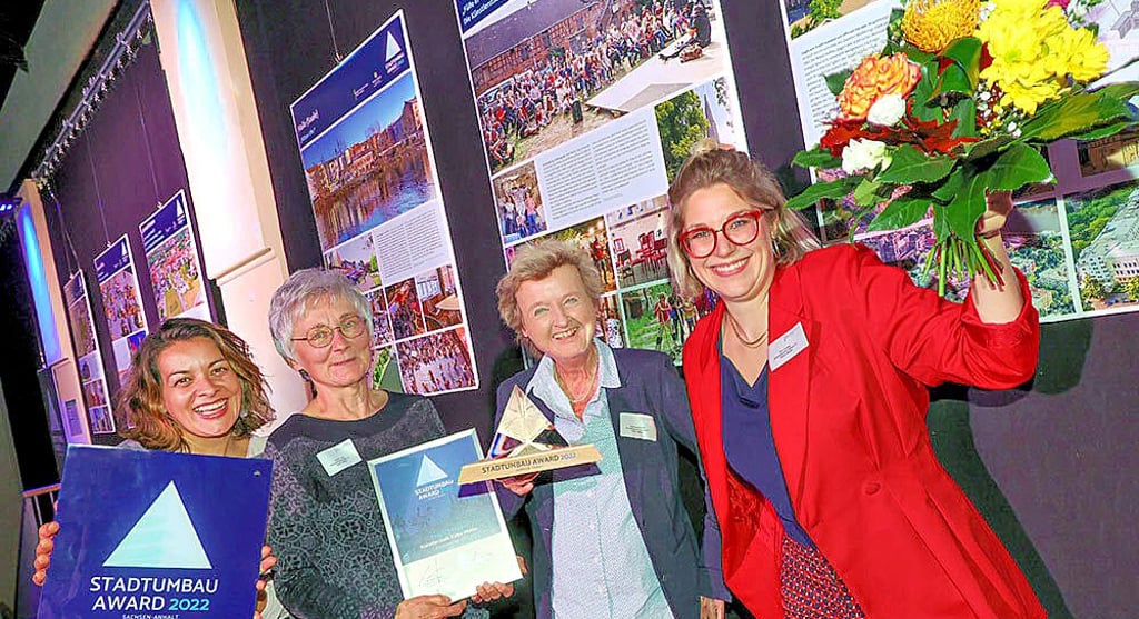 Elvira Chevalier, Sigrid Fricke, Corinna Köbele und Brit Kordes vertraten die Künstlerstadt Kalbe in Naumburg. Die Freude über den Gewinn des Awards ist ihnen anzusehen.