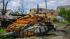 Ein zerstörter Panzer sowjetischer Bauart in einem ukrainischen Dorf östlich von Charkiw.