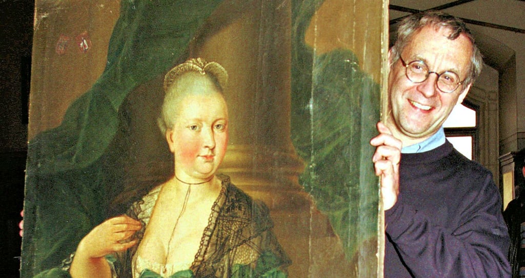 Zurück nach Hause: Ruprecht von Gustedt erhält 1997 im Zuge des Entschädigungs- und Ausgleichsgesetzes von 1994 im Schloss Wernigerode ein Gemälde der Münchhausen-Schwester Anne zurück.
