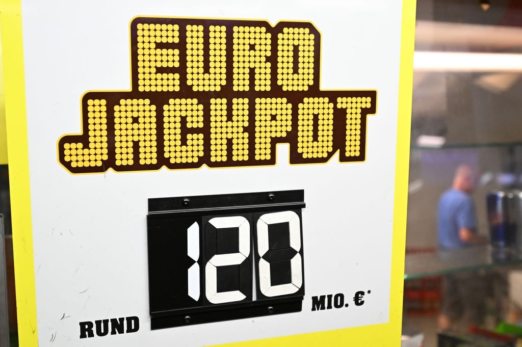 Ein Lottospieler oder eine Lottospielerin hat den mit 120 Millionen Euro gefüllten Eurojackpot geknackt.