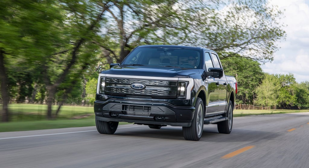 Im Aussehen und Charakter gibt es kaum Unterschiede. Doch mit dem Lightning ist der F-150 erstmals rein elektrisch unterwegs.