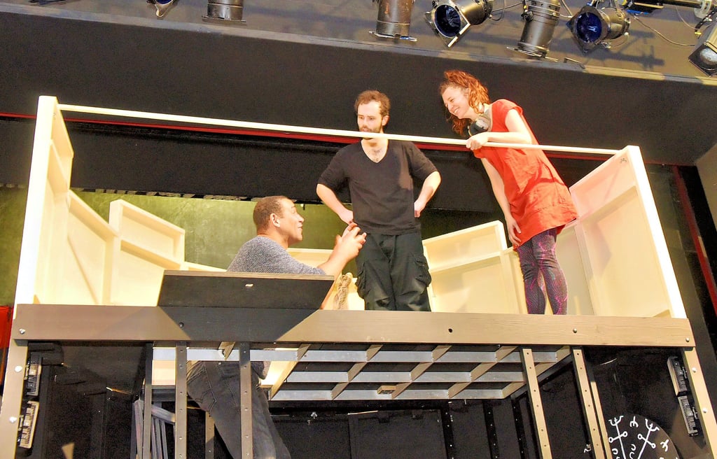 Regisseur Sebastian Wirnitzer (links) bei der Probenarbeit mit Tom Bayer (Prinz) und Ronja Jenko (Rapunzel).