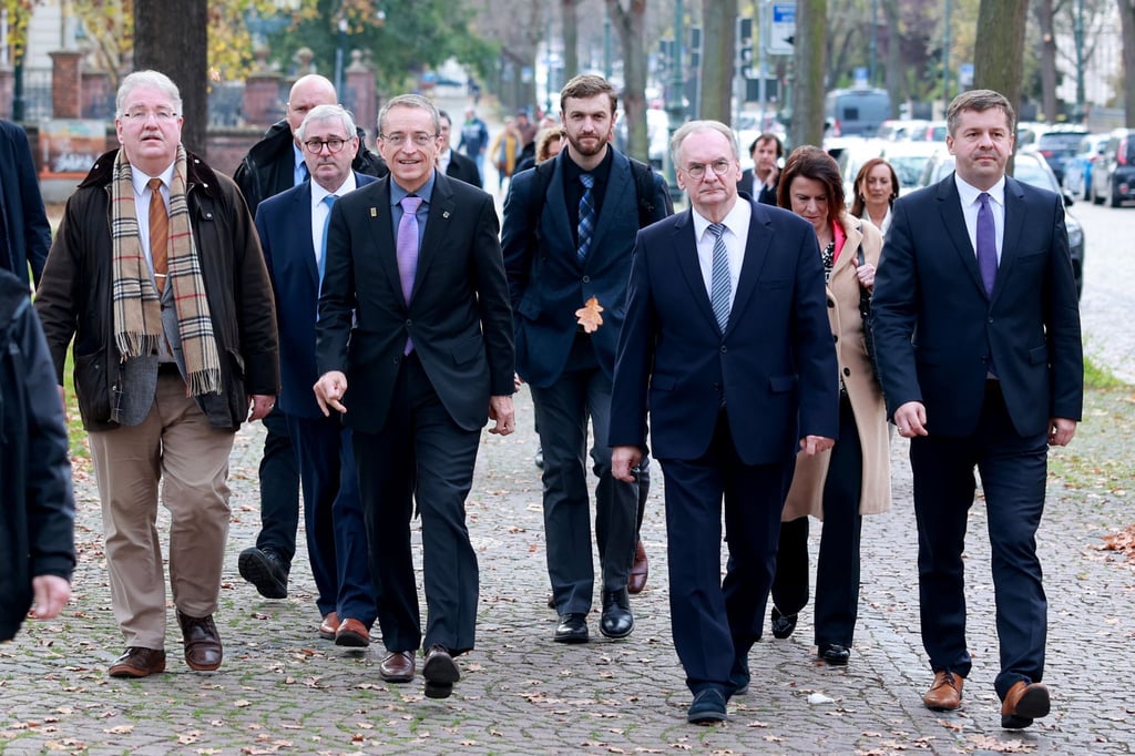 Intel-Chef Pat Gelsinger (4.v.l), Sachsen-Anhalts Ministerpräsident Reiner Haseloff (CDU, 3.v.r) und Wirtschaftsminister Sven Schulze (r) auf dem Weg zum Magdeburger Dom.