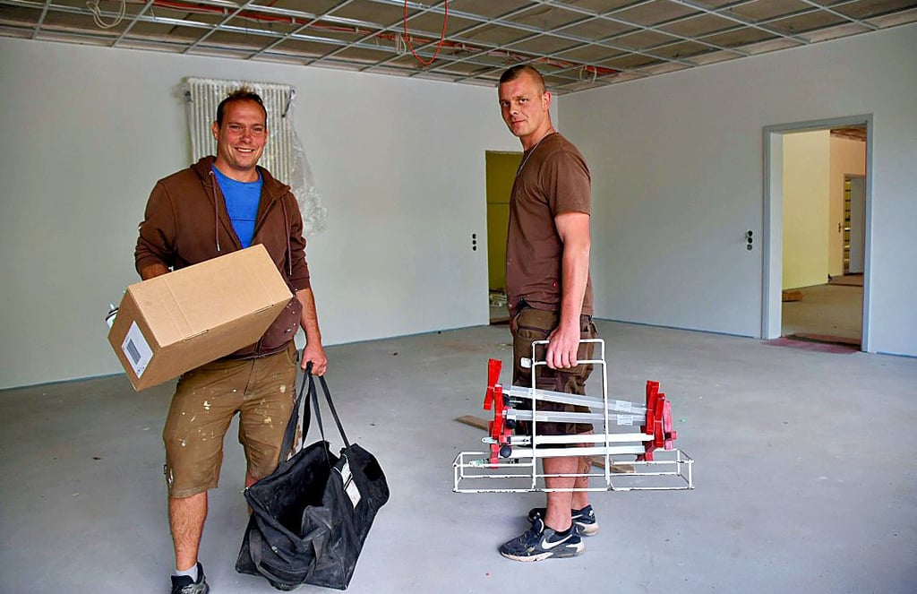 Mit Fenster und Türrahmen statteten Andy Mädicke und Chris Kosmitzki das Hortgebäude aus. Die Tischler sind mit ihrer Arbeit fertig. Probleme gibt es bei den Estrichböden, die nach den Messungen des Bodenverlegers lange Zeit noch zu feucht waren, um alle Räume mit Belag auszustatten.