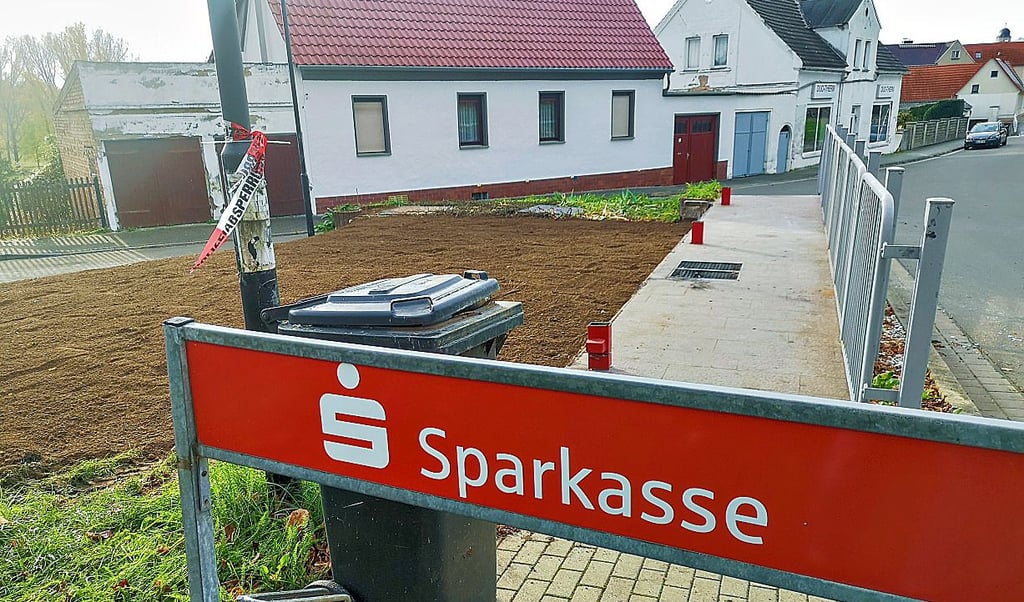 Wo bis vor kurzem in Profen noch die Sparkassenflilale stand, ist nun Mutterboden aufgebracht. Nur einen Fahrradständer gibt es noch.
