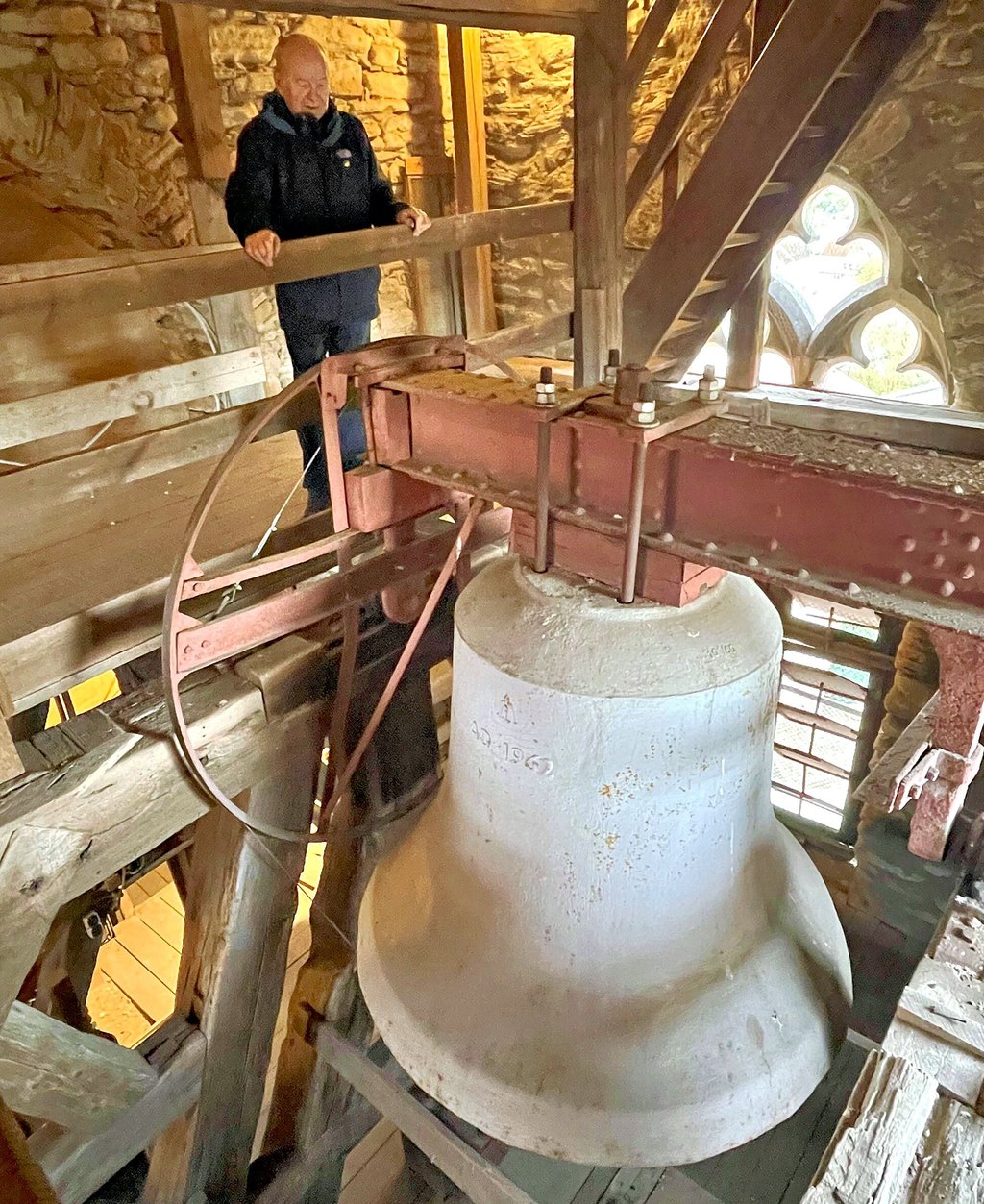 Wolf-Michael Feldbach im Nordturm: Dort hängt die große Glocke. Muss für die neue Bronzeglocke auch der Glockenstuhl erneuert werden? Diese Frage müssen Bauexperten beantworten.