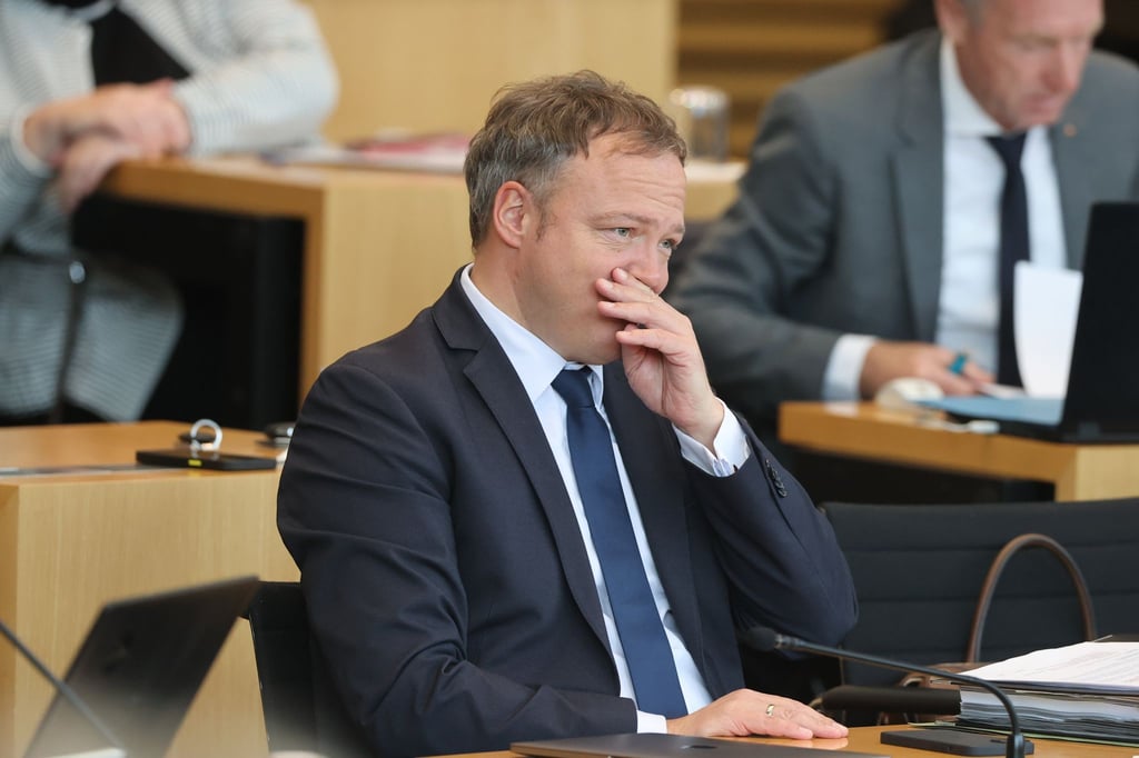 Mario Voigt, Fraktionsvorsitzender der CDU im Thüringer Landtag, sitzt im Plenarsaal.