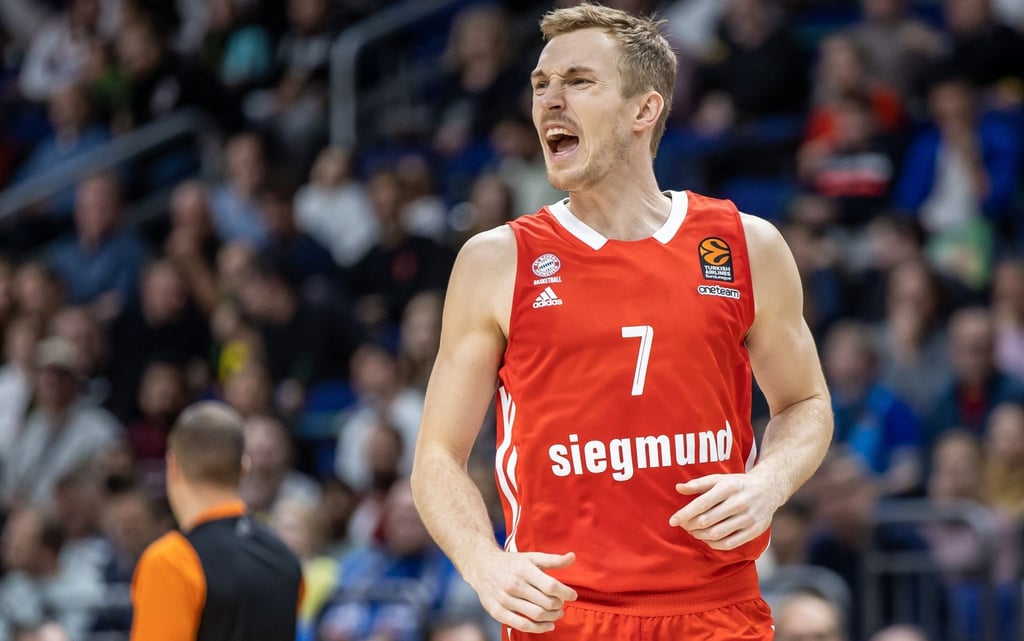 Niels Giffey von Bayern München jubelt nach einem Korb.