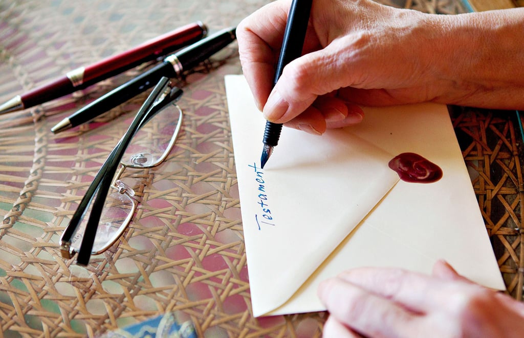 Ein Testament aufzusetzen kann in vielen Fällen sinnvoll sein. In jedem Fall ist es nur handschriftlich gültig.