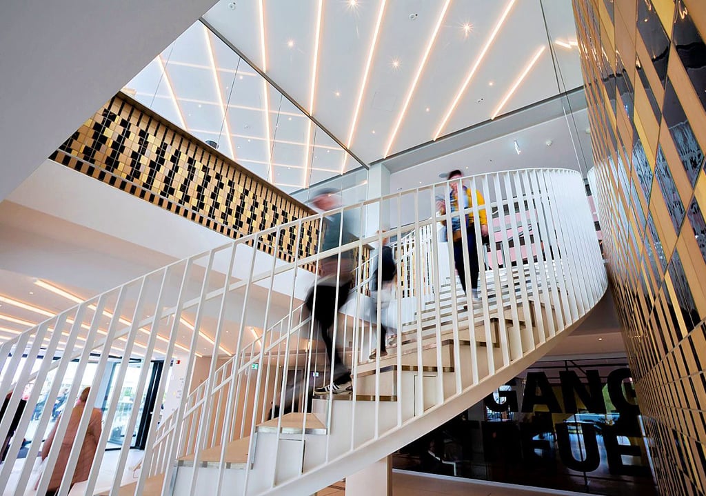 Hinauf, hinab: Kurvige Treppe im Kunsthaus mit öffentlichem Café
