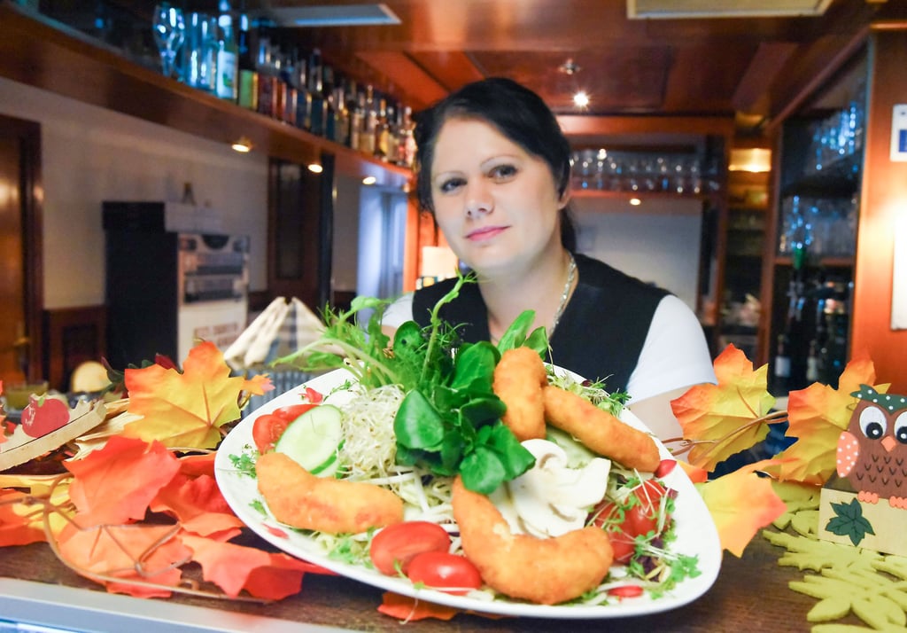 Maria Theuring vom „Filou“ in Köthen serviert Salat mit veganen Garnele