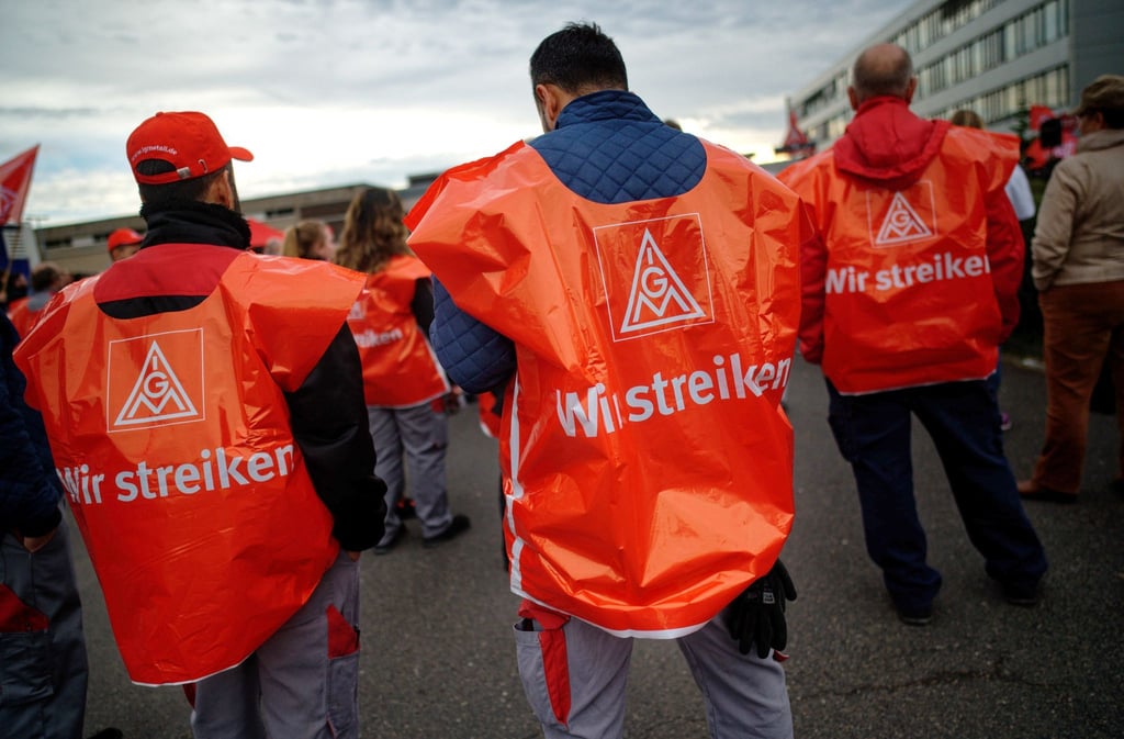 Mitarbeiterinnen und Mitarbeiter nehmen an einem Warnstreik teil.