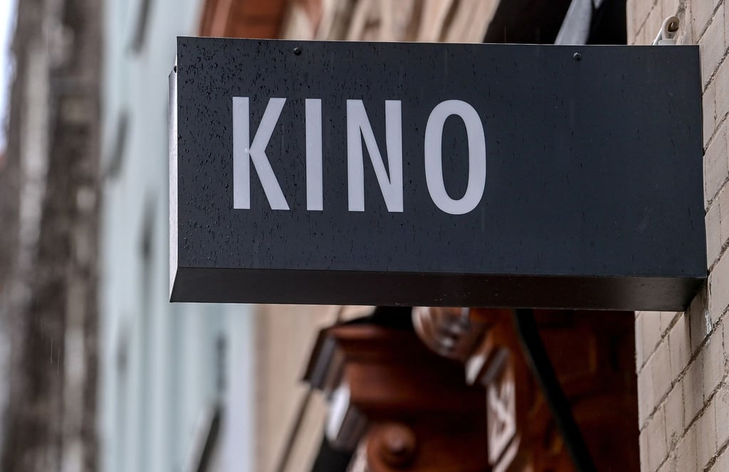 "Kino" ist auf einem Schild über dem Eingang zu einem Kino zu lesen.