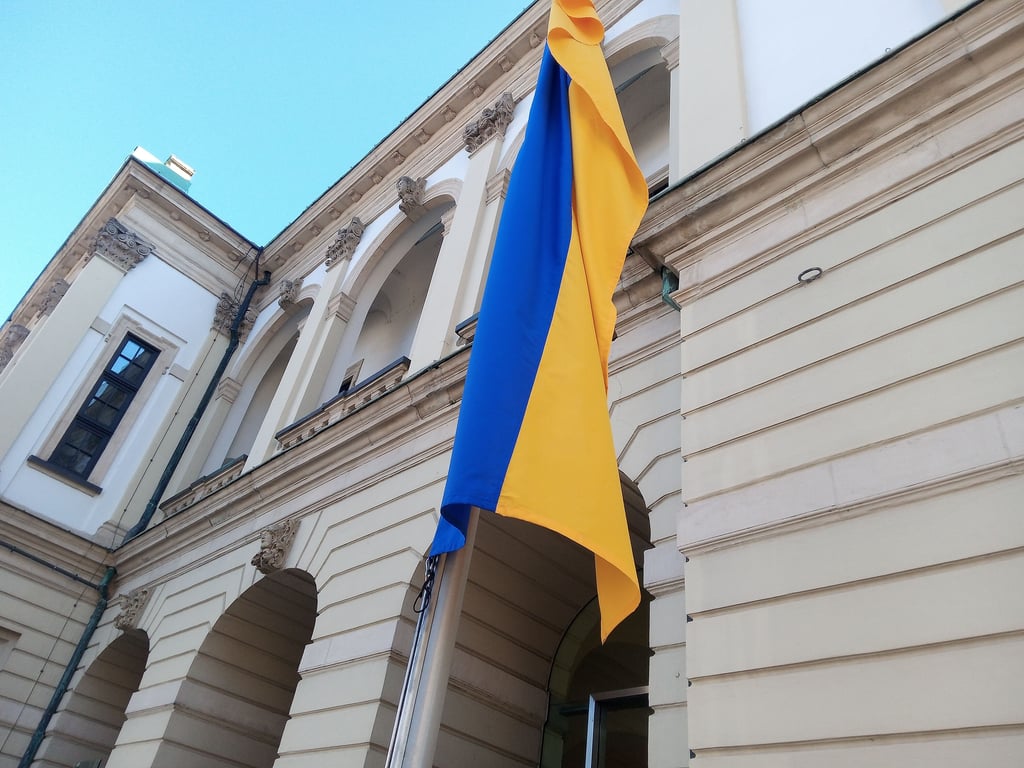 Zum Zeichen der Solidarität wehte nach Kriegsbeginn zeitweise die ukrainische Flagge vor dem Magdeburger Rathaus. Mehr als 4000 Flüchtlinge aus der Ukraine hat die Landeshauptstadt bisher aufgenommen.