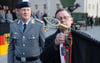 Bodo Ramelow (Linke), Thüringens Ministerpräsident, befestigt neben Oberstleutnant Thomas Czada (l), Kommandeur, bei einem militärischen Zeremoniell auf dem Petersberg das Fahnenband des Freistaats Thüringen an die Fahne des Informationstechnikbataillons 383Z.
