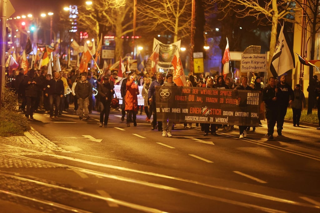 Teilnehmer einer Demonstration laufen durch die Innenstadt.