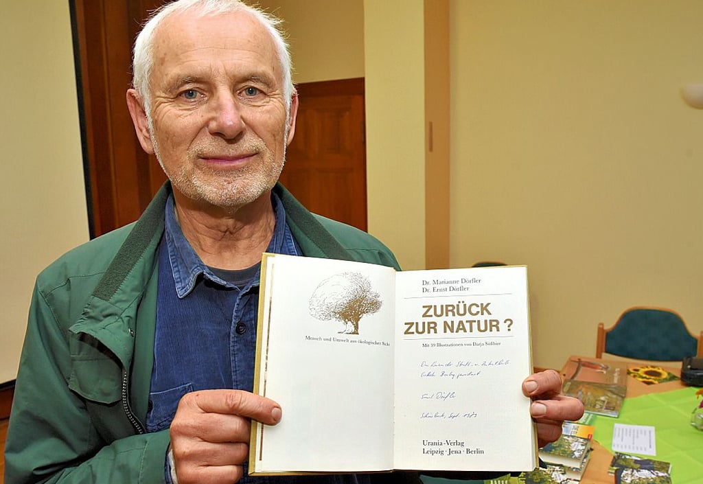 Ernst Paul Dörfler mit seinem Erstlingswerk "Zurück zur Natur?" von 1987. In Barby hat er nun auch sein neuestes Buch vorgestellt. Worum geht es darin konkret?