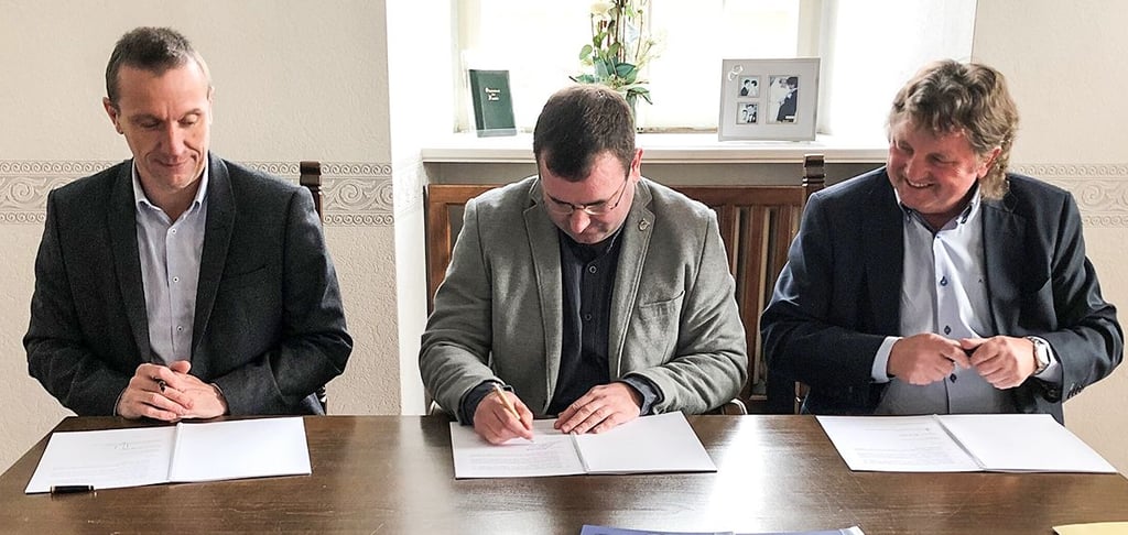 Die Midewa-Geschäftsführer Julien Malandain (l.) und Uwe Störzner (r.) sowie Querfurts Bürgermeister Andreas Nette bei der Unterschrift des Konzessionsvertrages im Querfurter Rathaus.