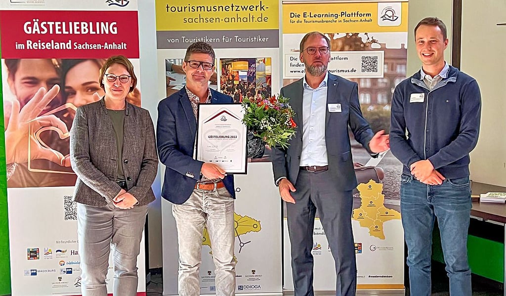 Staatssekretärin Stefanie Pötzsch, Lars-Jörn Zimmer (2.v.r.), Geschäftsführender Vorstand des Landestourismusverbandes und Tom Köttner (r.) vom Tourismusverein Saale-Unstrut-Tourismus zeichnen Torsten Biel für seine Pension "typisch Naumburg" aus.