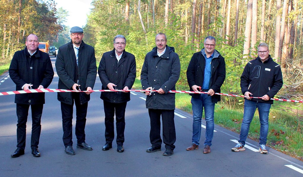 Mit dem traditionellen Scherenschnitt wurde die 5,2 Kilometer lange Kreisstraße von Mahlwinkel nach Bertingen übergeben.
