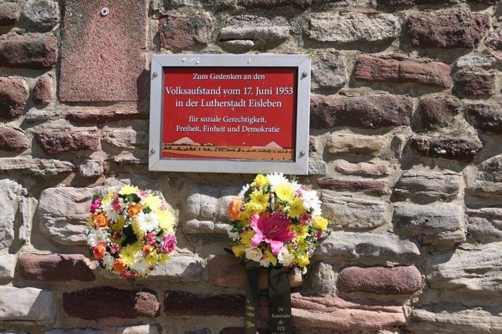 Die jetzige Gedenktafel ist an der Mauer unterhalb der Andreaskirche angebracht.