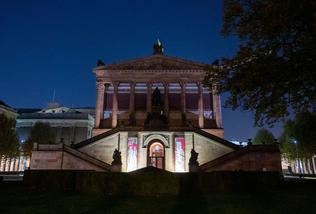 In dem Museum habe am Sonntagnachmittag eine Person das verglaste Gemälde „Clown“ von Henri de Toulouse-Lautrec und die Wandbespannung mit einer Flüssigkeit beworfen und sich daneben an der Wand festgeklebt.