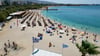 Menschen verbringen den Tag an einem Strand im Vorort Alimos in Athen. Der Tourismus in Griechenland hat im Vergleich zum Corona-Jahr 2021 ernorm zugelegt.