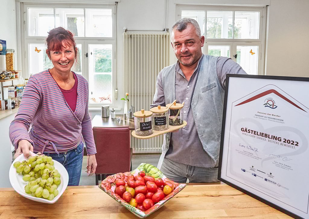 Claudia Kogel und Stefan Kölling haben für ihre Pension Am Werder zum zweiten Mal hintereinander die Auszeichnung „Gästeliebling“ erhalten.