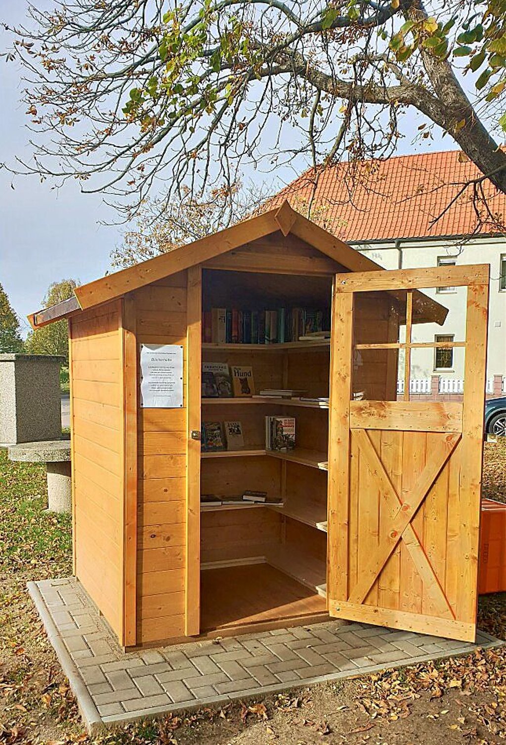 in Starsiedel hat der Ortschaftsrat eine Bücherhütte zum Lektüretausch am Dorfplatz aufgebaut.