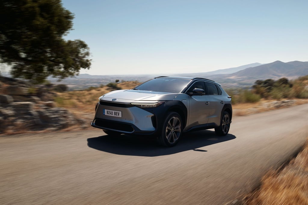 Das erste dezidierte Elektromodell von Toyota hat lange auf sich warten lassen. Mit dem bZ4x gehen die Japaner nun auf Aufholjagd.