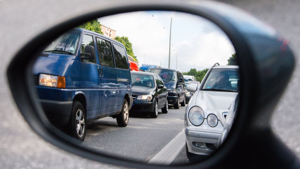 Nach einem Unfall auf der A9 bei Leipzig musste die Feuerwehr zu Fuß zum Unfallort kommen - die Autofahrer hatten keine Rettungsgasse gebildet. 