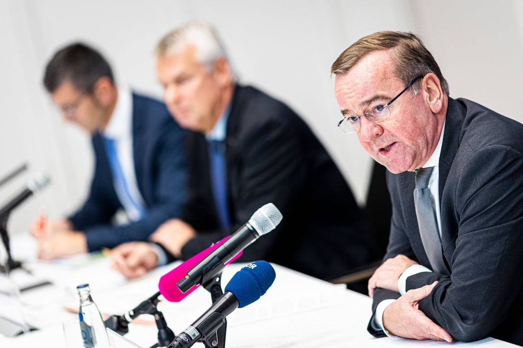 Niedersachsens Innenminister Boris Pistorius (r) bei der Pressekonferenz.