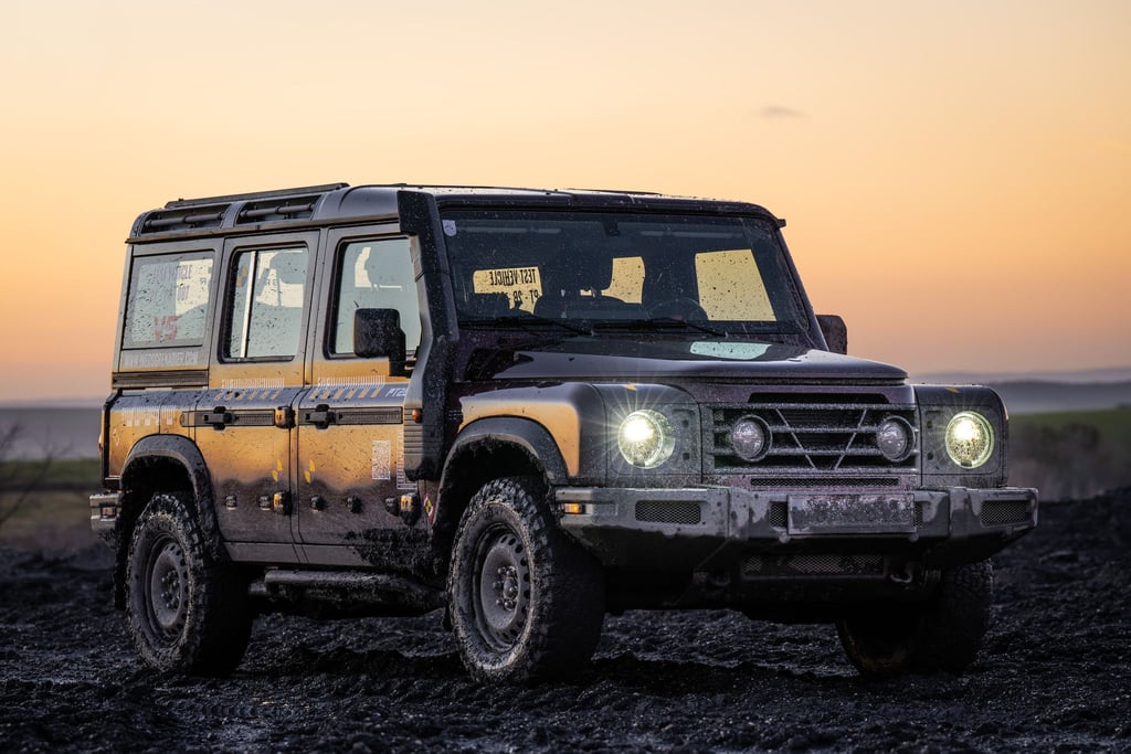 Die Ähnlichkeit zum alten Land Rover Defender ist nicht zu übersehen. Auch der Ineos Grenadier wurde vor allem als Fahrzeug fürs Grobe entwickelt.