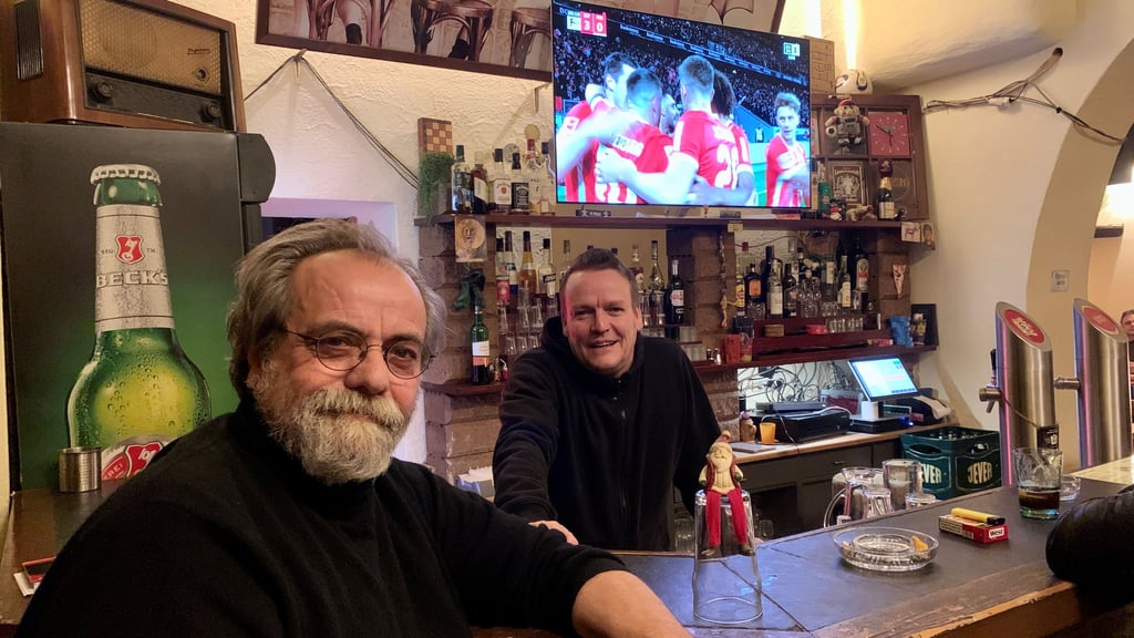 Matthias Brenner (links) will sich die WM nicht anschauen. „Unikum“-Chef Mirko Baderke hofft hingegen auf viele Fans zum Public Viewing.