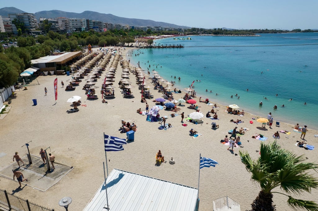 Menschen verbringen den Tag an einem Strand im Vorort Alimos in Athen. Der Tourismus in Griechenland hat im Vergleich zum Corona-Jahr 2021 ernorm zugelegt.