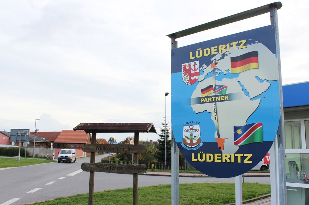 Ein Schild kündet am Ortseingang des altmärksichen Lüderitz von der Partnerschaft mit dem gleichnamigen Ort in Namibia.