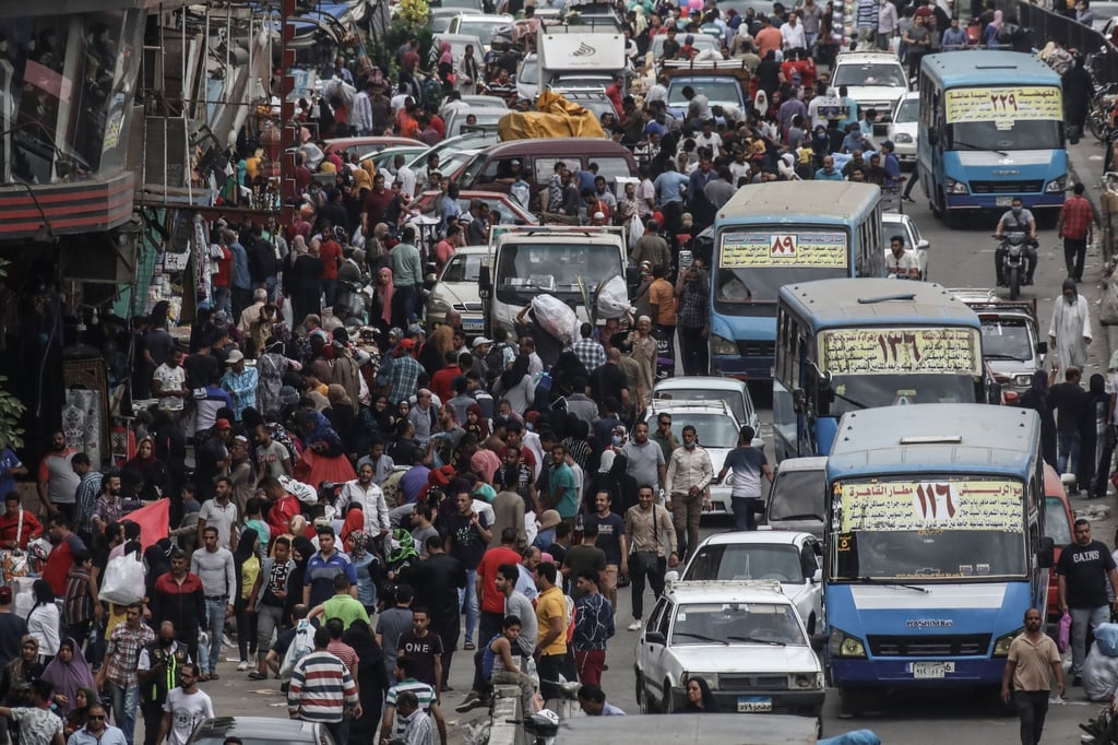 Menschen und Fahrzeuge drängen sich auf dem beliebten Straßenmarkt von Al Ataba in Kairo zur Vorbereitung auf den bevorstehenden muslimischen Feiertag Eid al-Fitr. Ob die Weltbevölkerung tatsächlich genau am 15. November die Acht-Milliarden-Marke knackt, ist doch sehr fraglich.