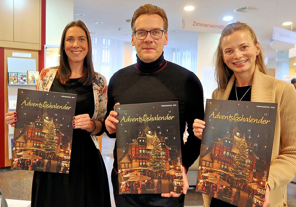 Kristin Dormann (links), die die Kalenderaktion zusammen mit Ronald Göttel für Wernigerode geplant hat, präsentiert mit OB und Schirmherr Tobias Kascha sowie Diana Lichtner von der Wernigerode Tourismus GmbH den Adventsloskalender.