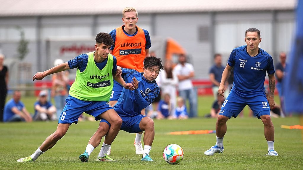 Am 13. Dezember werden Baris Atik (r.) und seine Gefährten vom 1. FC Magdeburg erstmalig wieder auf dem Übungsplatz an der MDCC-Arena stehen.
