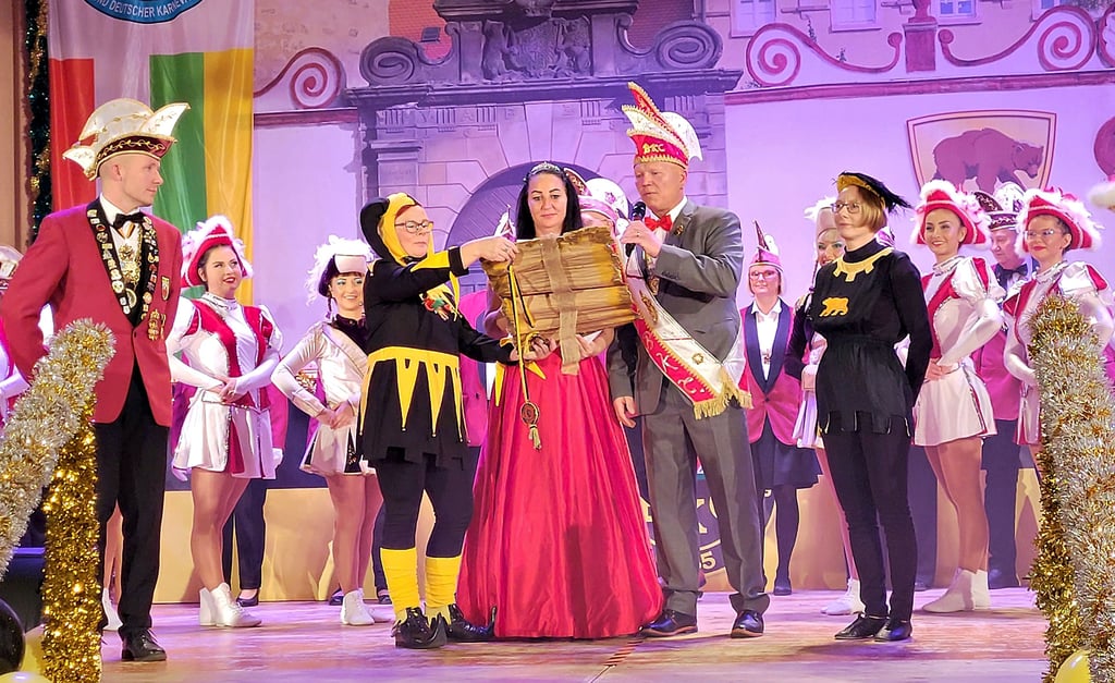 Das Bernburger Prinzenpaar um Nadin Lange und Ronny Gigla verkündet im Bernburger Kurhaus im Beisein von Till Eulenspiegel, dass es seine Amtszeit um ein Jahr verlängert.