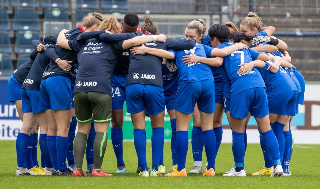 Das Team von Turbine Potsdam steht im Kreis zusammen. Sven Weigang stößt zum Trainerteam hinzu.