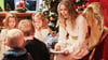 Die Darstellerin des Christkindes nimmt in der Christkindpostfiliale der Deutschen Post Wunschzettel von Kindern entgegen.