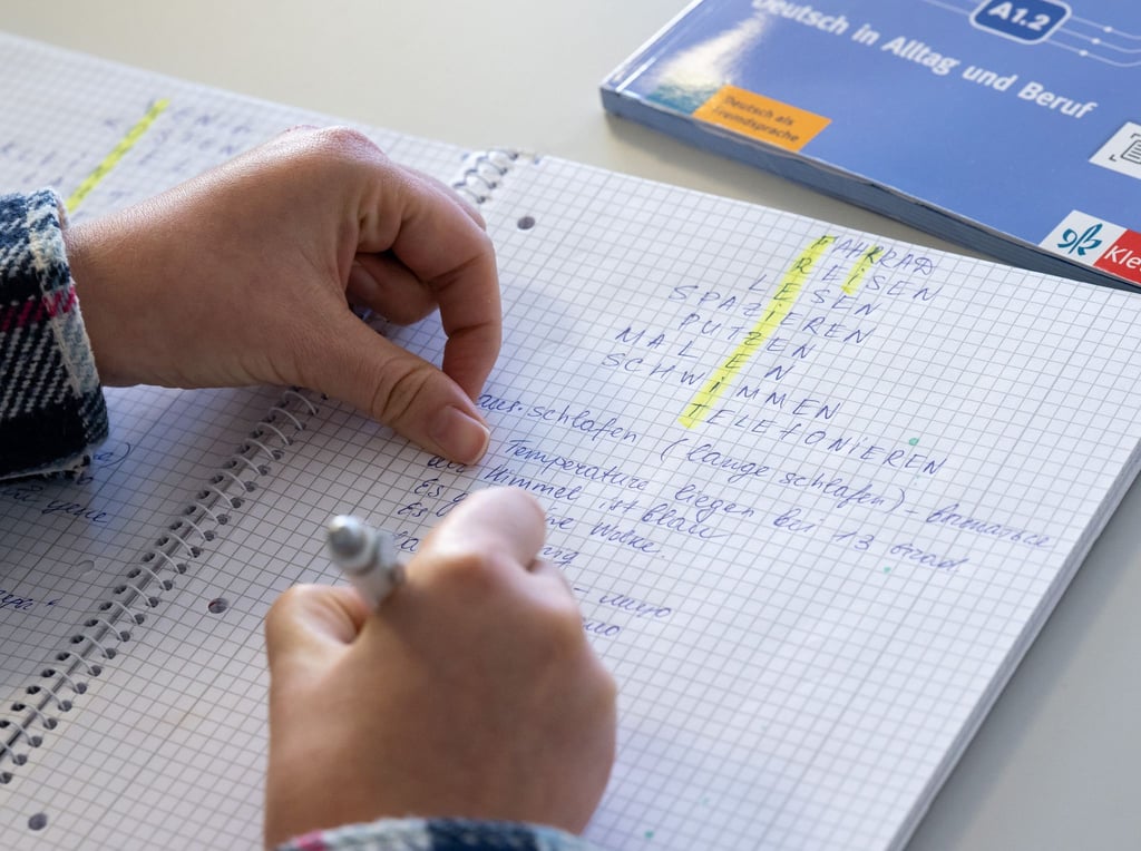 Ein ukrainischer Flüchtlinge nimmt an einem Deutschkurs teil.