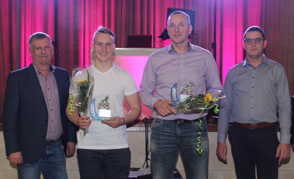 Als Vereinbeste ausgezeichnet wurden Daniel Müller (2.v.l.) und Peter Rathmann (2.v.r.). Links im Bild Lars Hornemann, rechts Frank Haneberg vom Vereinsvorstand.