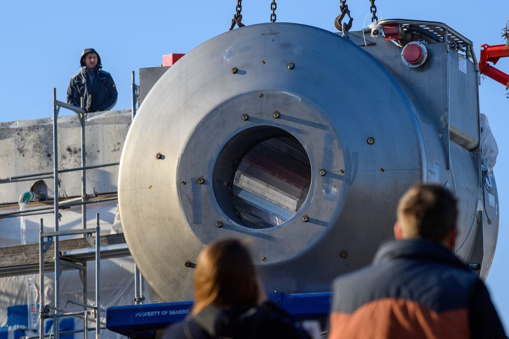 Ein Kran hebt einen Magnetresonanztomographen an seinen vorgesehenen Platz.